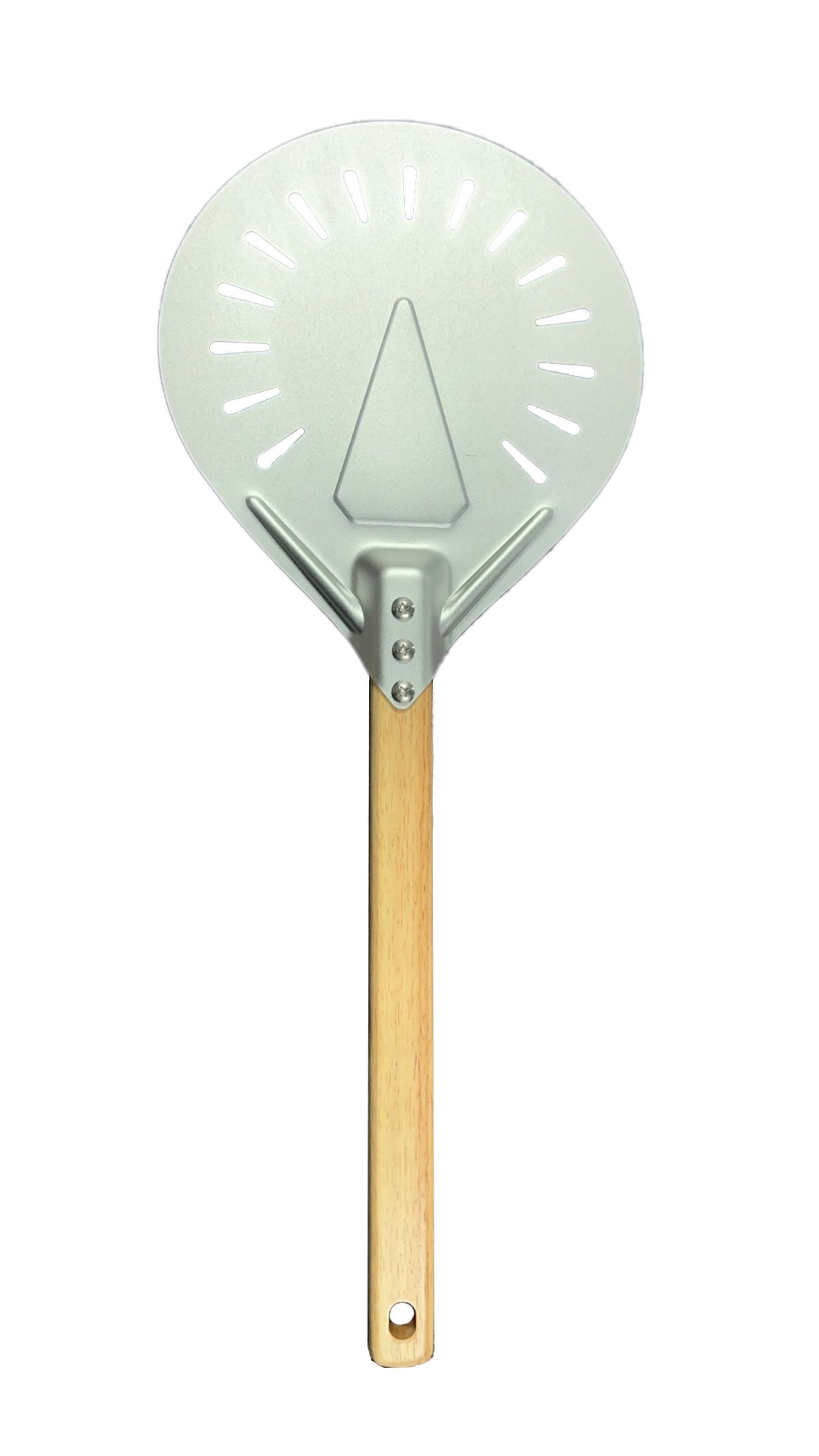 Die HC Home & Living Aluminium Pizzaschaufel hat eine runde, gelochte, silberne Klinge und einen hellen Holzgriff, hier auf weißem Hintergrund.