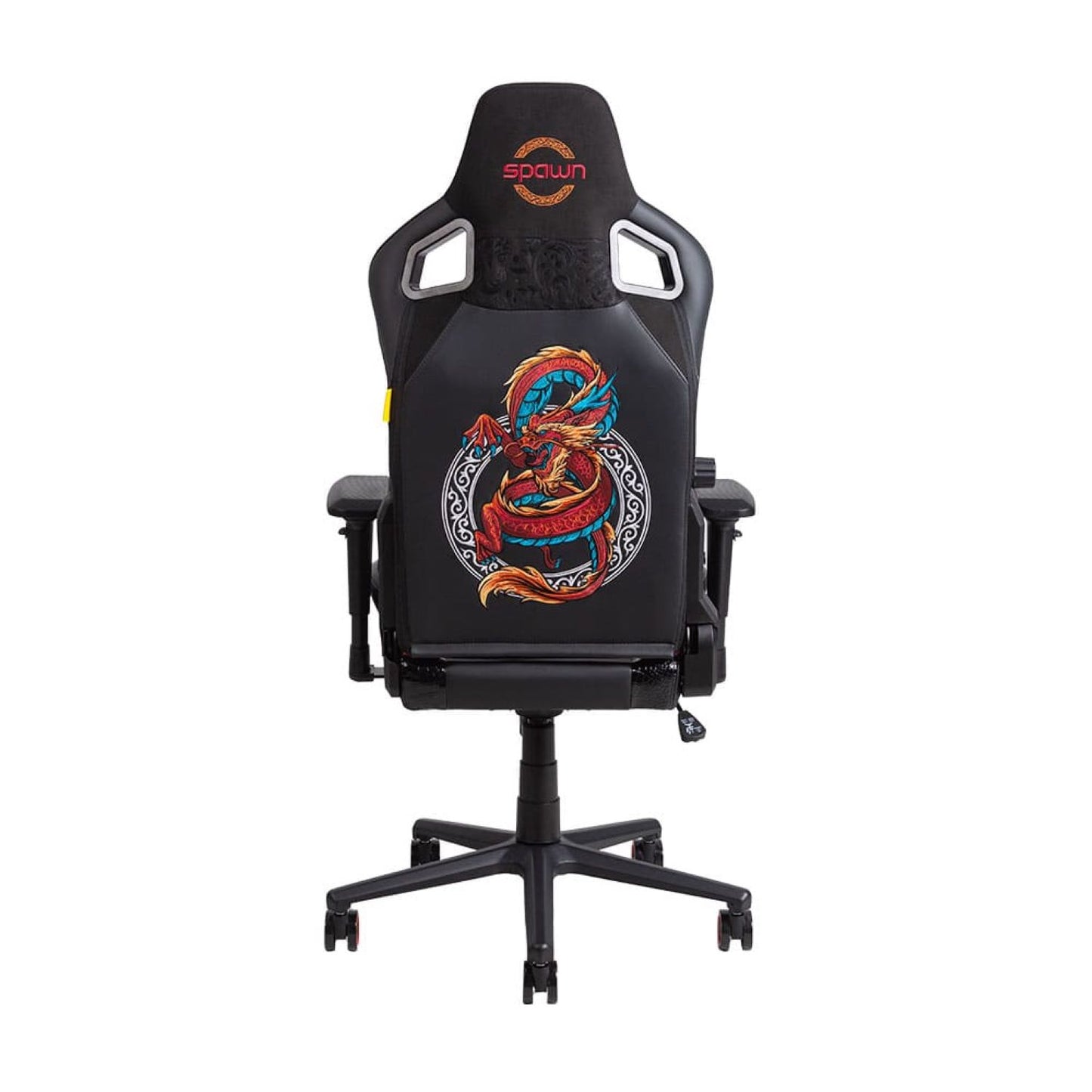 Der Spawn Gaming Stuhl "Dragon" von Spawn ist schwarz mit einem roten und blauen Drachen auf der hohen Rückenlehne, hat ergonomisch geformte 4D-Armlehnen, ein fünfrädriges Fußkreuz und den Aufdruck "Spawn" auf der Oberseite.