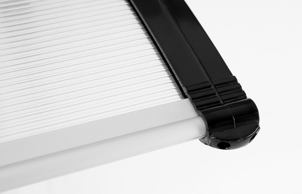 Nahaufnahme eines Haustür Design-Vordachs von HC Home & Living, die das schwarze Gestell und den lichtdurchlässigen, wetterfesten Baldachinstoff vor weißem Hintergrund zeigt.