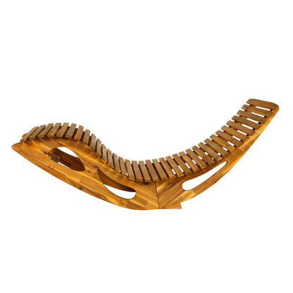 Die HC Garten & Freizeit Ergonomische Schwungliege Saunaliege aus Akazienholz - FSC® zertifiziert, zeichnet sich durch ein wellenförmiges, ergonomisches Design, eine Lattenrostoberfläche und stilvolle Aussparungen an den Seiten für zusätzlichen Halt aus.