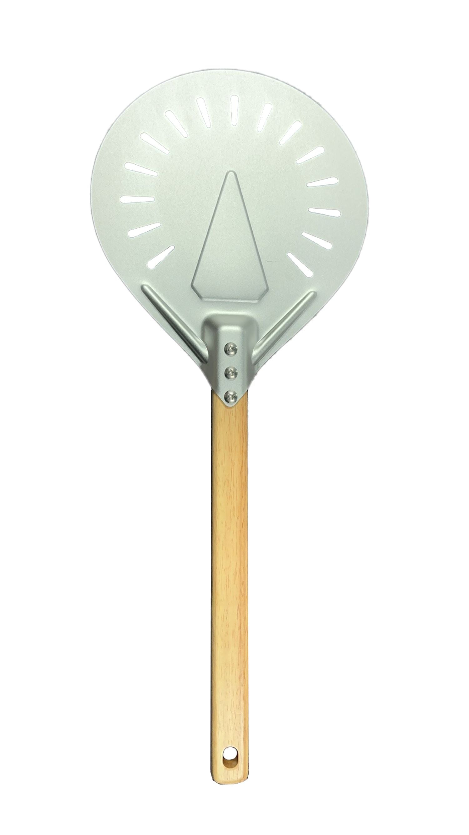 Die HC Home & Living Aluminium Pizzaschaufel hat eine runde, gelochte, silberne Klinge und einen hellen Holzgriff, hier auf weißem Hintergrund.