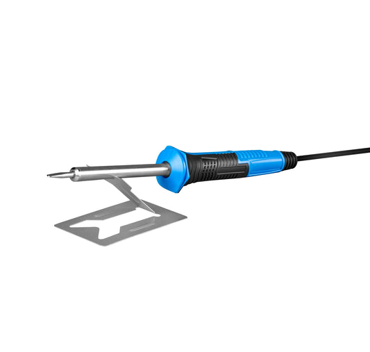 Ein blau-schwarzer CFH Elektrolötkolben E 20 der CFH Löt- und Gasgeräte GmbH steht auf einem Metallständer, das Netzkabel reicht nach rechts. Die Lötspitze zeigt nach außen, bereit für präzises Arbeiten an feinen Verbindungen. Der Hintergrund ist weiß.