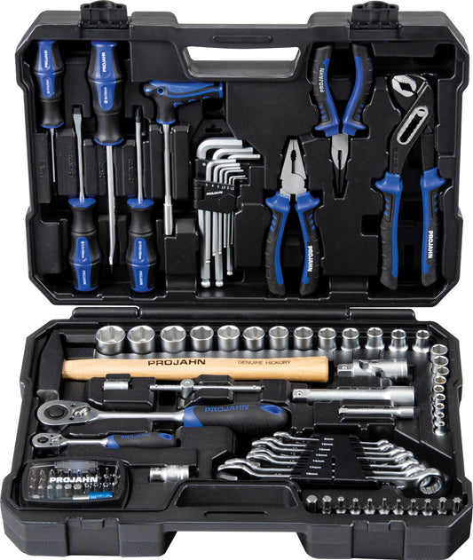 Der Projahn Werkzeugkoffer 1/4" + 1/2" 98 tlg. 78 Zahn von Projahn enthält verschiedene Werkzeuge - Steckschlüsselsatz, Schraubendreher, Zangen, Schraubenschlüssel, Hammer, Inbusschlüssel, Ratsche, Bits - übersichtlich geordnet in geformten Fächern.