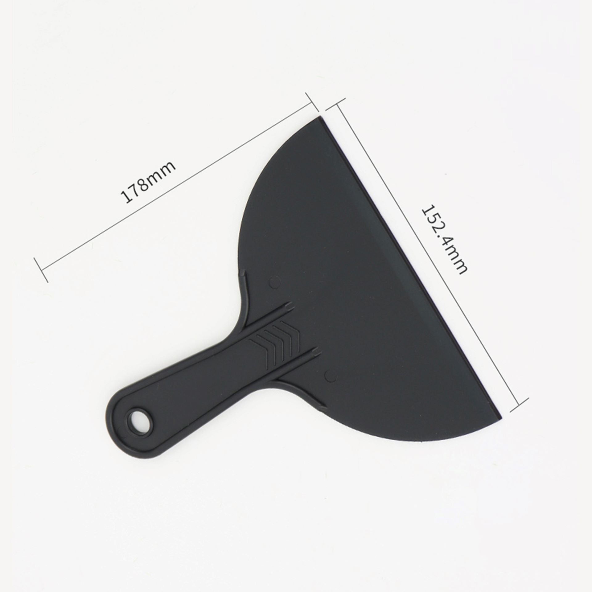 Ein schwarzer HC Home & Living Kunststoffschaber (178mm x 152,4mm) mit einem Loch im Griff ist auf einem weißen Hintergrund mit Messlinien abgebildet - perfekt als Teil des HC Home & Living Kunststoffschaber 3er Sets.