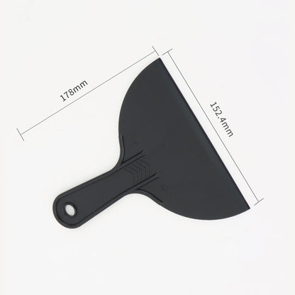 Ein schwarzer HC Home & Living Kunststoffschaber (178mm x 152,4mm) mit einem Loch im Griff ist auf einem weißen Hintergrund mit Messlinien abgebildet - perfekt als Teil des HC Home & Living Kunststoffschaber 3er Sets.