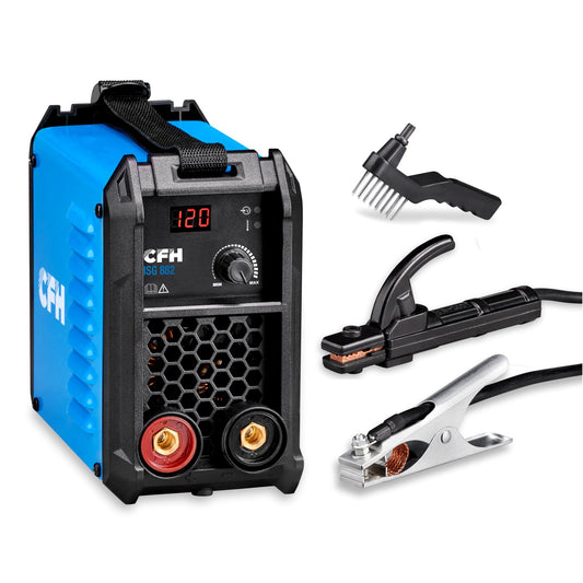 Ein blau-schwarzes Inverterschweißgerät ISG 882 der CFH Löt- und Gasgeräte GmbH mit der Digitalanzeige 120 ist neben einer Drahtbürste, einem Elektrodenhalter und einer Masseklemme für effizientes Elektroschweißen zu sehen.