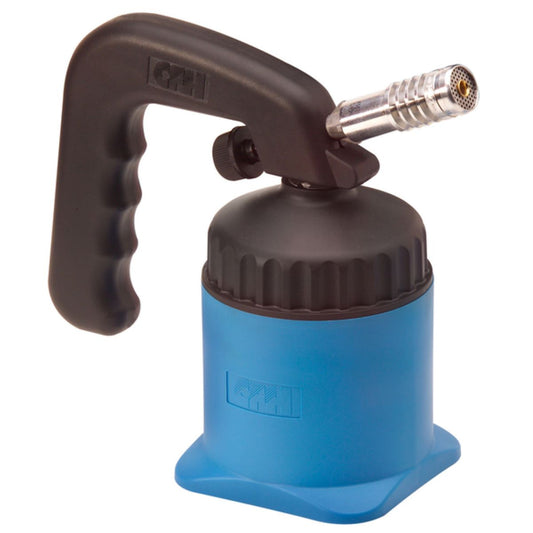 Die CFH Lötlampe LM 2000 - 521163 von CFH Löt- und Gasgeräte GmbH hat einen schwarzen Griff, ein schwarzes Oberteil, einen blauen Sockel und eine stabile breite Basis. Die Düse lässt sich aus der Oberseite herausziehen und ermöglicht so ein bequemes mobiles Löten.