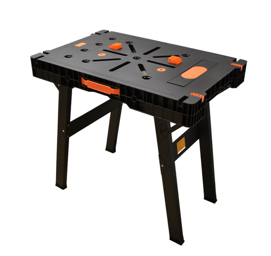Der HC Tools Multifunktionstisch WS 31 ist ein schwarz-orangefarbener, tragbarer, klappbarer Arbeitstisch mit einer flachen Oberfläche und stabilen Beinen, ideal für Werkstätten oder Baustellen.