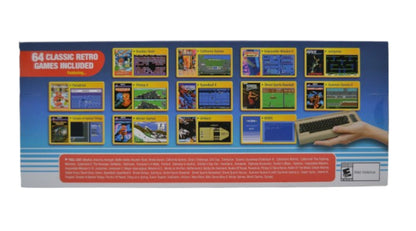 Die Rückseite der Plaion Commodore The C64 Mini-Box zeigt 64 klassische Retro-Spiele, komplett mit Screenshots und Titeln. Eine Hand hält die kompakte Tastatur, die dem kultigen C64-Heimcomputer nachempfunden ist.