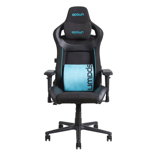 Der Spawn Gaming Stuhl "schwarz" von Spawn hat ein schwarz-blaues Design, eine hohe Rückenlehne, verstellbare Rücken- und Armlehnen, ein blaues Lendenstützkissen und einen stabilen Fuß mit fünf Rädern.