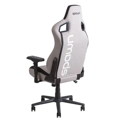 Der Spawn Gaming Stuhl "grau" von Spawn zeigt sich in der Rückenansicht in einem grauen Design mit schwarzen Armlehnen und Fuß. Auf der stylischen Rückenlehne ist "Spawn" vertikal in weiß aufgedruckt.
