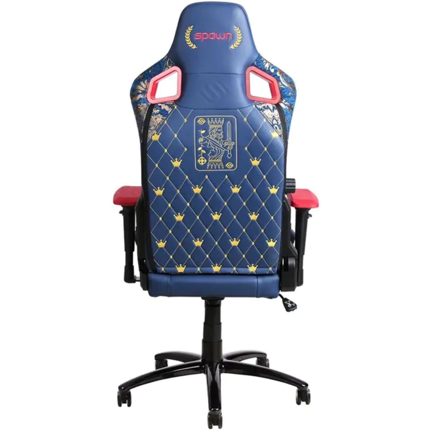 Der Spawn Gaming Stuhl "Royal" von Spawn ist von hinten in Blau mit gestepptem Rautenmuster, goldener Stickerei, roten Armlehnen und "Spawn"-Branding abgebildet. Er verfügt über eine hohe Rückenlehne mit Lendenwirbelstütze und ein Untergestell mit Rädern für Komfort und Mobilität.