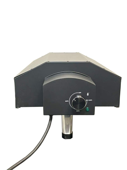 Der HC Home & Living Pizza Ofen - 90s - K08180111B ist ein schwarzer Arbeitsplattenofen mit einem Bedienfeld auf der Vorderseite, einer Temperaturanzeige bis 500°C, einer grünen Kontrollleuchte und einem sichtbaren Netzkabel, dargestellt auf weißem Hintergrund.