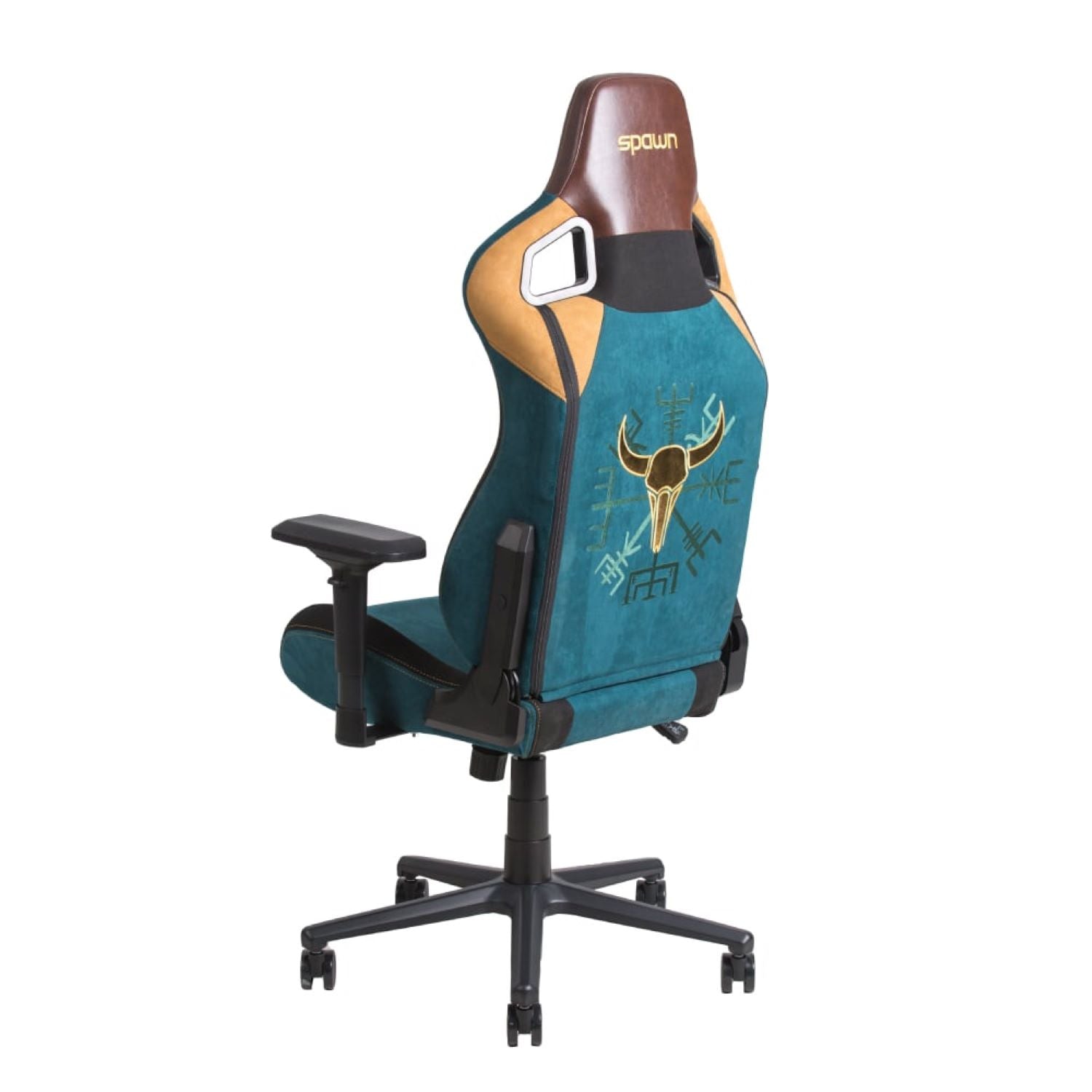 Der Spawn Gaming Stuhl "Viking" von Spawn verfügt über teal und braune Farben, verstellbare Armlehnen, ein schwarzes Untergestell mit Rädern, eine Rückenlehne mit Tribal-Hirschschädel und Runen-Design, Memory-Foam-Kissen für Komfort und "SPAWN" auf der Kopfstütze gestickt.