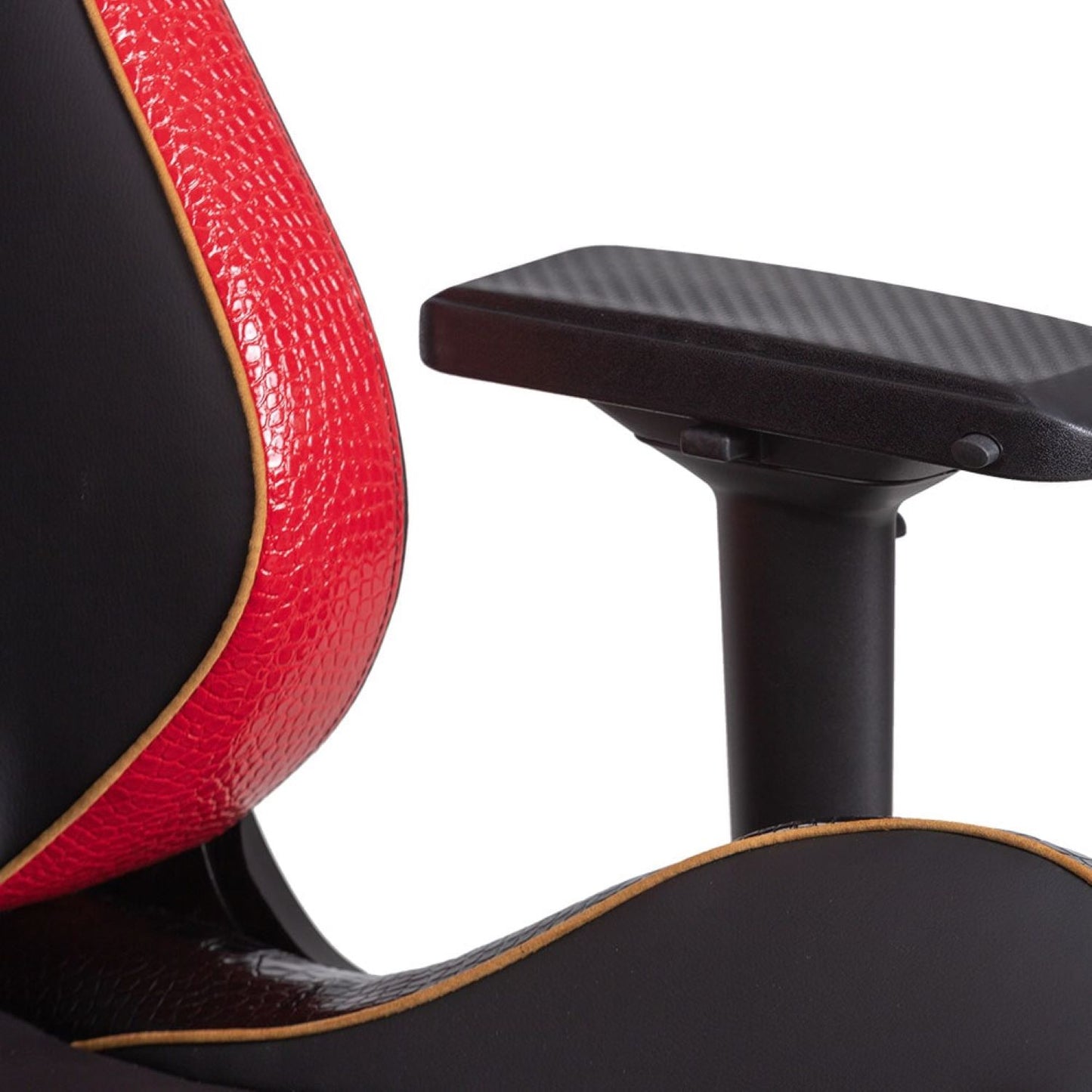 Nahaufnahme des Spawn Gaming Stuhls "Dragon" von Spawn, der mit seinem schwarz-roten Design mit strukturierter roter Rückenlehne, verstellbaren 4D-Armlehnen und braunen Zierleisten für einen modernen ergonomischen Look sorgt.