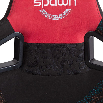 Nahaufnahme der oberen Rückenlehne des Spawn Gaming Stuhls "Dragon" von Spawn, mit roter und schwarzer Polsterung mit dekorativen Mustern und dem Wort "Spawn", das oben teilweise sichtbar ist.
