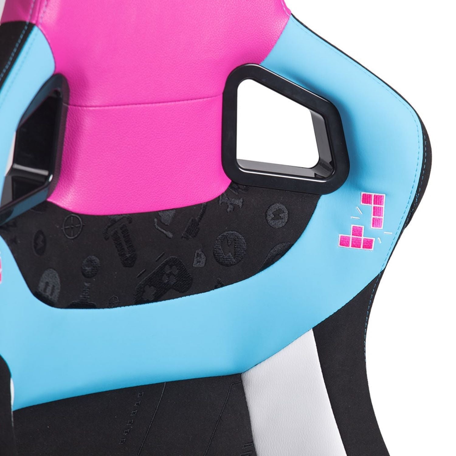 Eine Nahaufnahme des Spawn Gaming Stuhls "Neon" von Spawn, der ein pinkes, blaues, schwarzes und weißes Design mit Tetris-Blockmustern und Gaming-Symbolen auf der Rückenlehne sowie 4D-Armlehnen für anpassbaren Komfort zeigt.