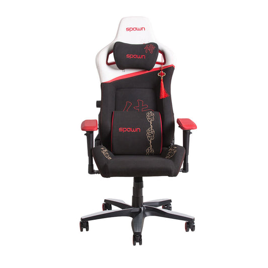 Der Spawn Gaming Stuhl "Samurai" von Spawn ist ein schwarz-weißer Stuhl mit roten Akzenten, einer Kopfstütze, einem Lendenkissen, einer roten Quaste, verstellbaren Armlehnen, einem fünfrädrigen Gestell und dem "Spawn"-Branding.