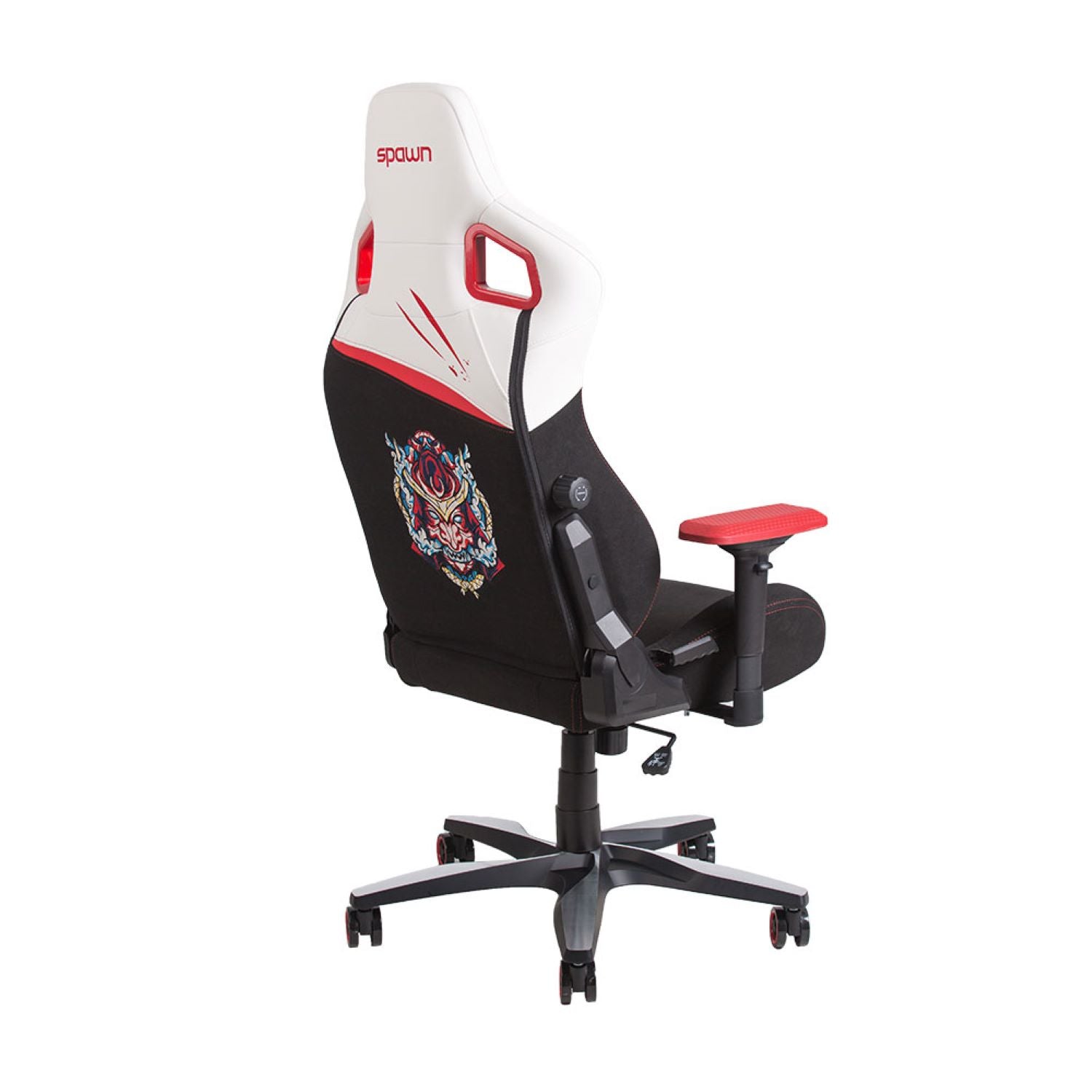 Der Spawn Gaming Stuhl "Samurai" ist ein schwarz-weißer Stuhl mit roten Akzenten, einer gestickten Grafik auf der Rückenlehne, verstellbaren Armlehnen, einem fünfrädrigen Untergestell und dem Aufdruck "Spawn" auf der Kopfstütze.