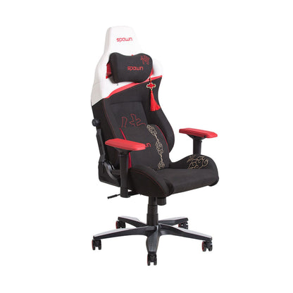 Der Spawn Gaming Stuhl "Samurai" von Spawn besticht durch sein schwarz-weißes Design mit roten Akzenten, verstellbaren Armlehnen, einem Kopfkissen, dekorativen Mustern und einem stabilen Fünf-Rad-Fuß.