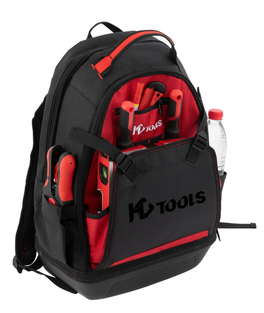 Ein schwarz-roter Premium Werkzeugrucksack von HC Tools mit mehreren Taschen, robustem Hartschalenboden, Handwerkzeugen und einer Wasserflasche. Auf der Vordertasche ist das "HC Tools"-Logo in fetten schwarzen Buchstaben angebracht.