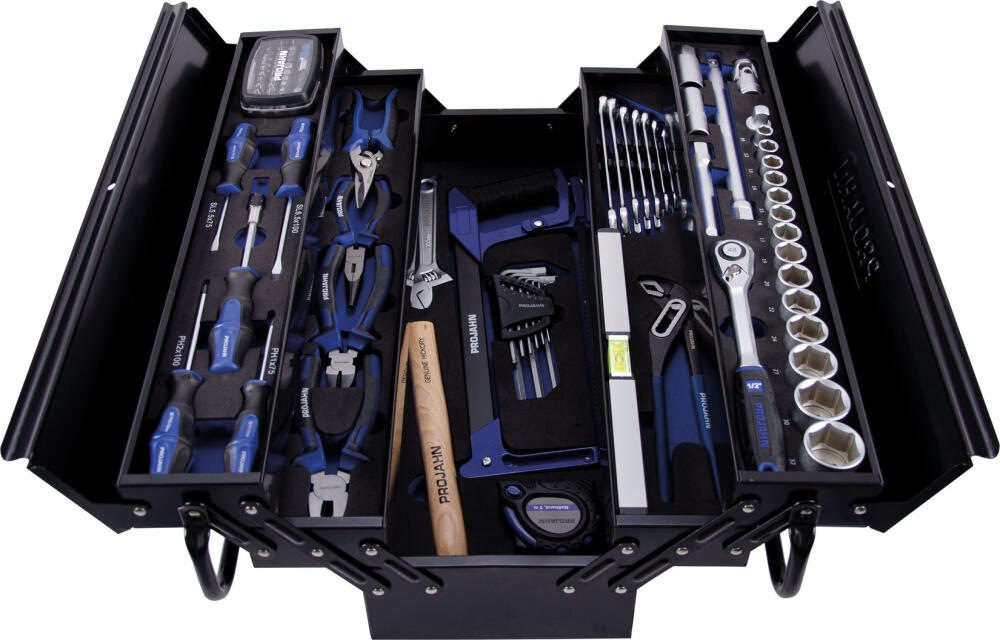Der Projahn proficraft Werkzeugkoffer Universal 1/2" 84-tlg. von Projahn verfügt über mehrere Fächer und individuelle Einsätze, um Zangen, Schraubenschlüssel, Hammer, Schraubendreher, Steckschlüsseleinsätze, Inbusschlüssel und weitere Handwerkzeuge übersichtlich zu organisieren.