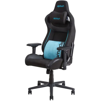 Der Spawn Gaming Stuhl "schwarz" von Spawn hat ein schwarz-blaues Design, eine verstellbare Rückenlehne, verstellbare Armlehnen, eine hohe Rückenlehne, ein Kopfkissen, eine Lendenwirbelstütze, ein Fünf-Rad-Fußkreuz und den Aufdruck "Spawn" auf Kopfstütze und Kopfkissen.