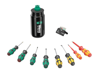 Das Wera Kraftform XL Bottle Set Werkzeugset (05100028001) enthält neun VDE-Schraubendreher, einen kompakten schwarzen Bit-Koffer und eine schwarze Wera-Flasche mit grünem Deckel - alles übersichtlich auf weißem Grund.