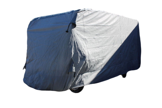 Eine XL HC Outdoor Wohnmobil Abdeckplane (870 x 235 x 275 cm) in Grau deckt ein großes Wohnmobil vollständig ab, so dass nur dessen Umrisse und Teile der Räder vor einem weißen Hintergrund sichtbar sind.